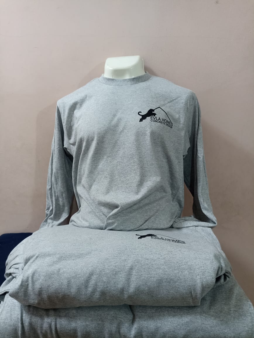 Playera gris de manga larga con logotipo de EVLA Homes impreso al pecho